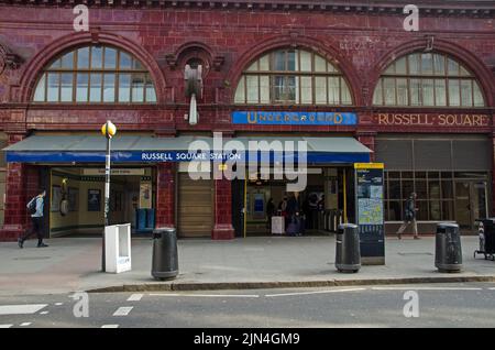 London, Großbritannien - 21. März 2022: Außenansicht der historischen Russell Square Station, die zur Londoner U-Bahn gehört. Der Bahnhof wurde von Leslie entworfen Stockfoto