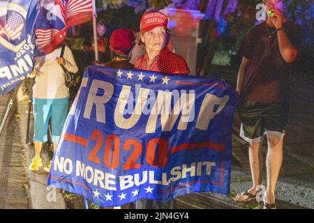 Palm Beach, Usa. 08. August 2022. Trump-Anhänger stehen am Ocean Drive vor dem Haus des ehemaligen Präsidenten Donald Trump Wache, nachdem das FBI am Montag, den 8. August 2022, einen Durchsuchungsbefehl nach Dokumenten ausgeführt hatte, die er nach seiner Präsidentschaft nach Mar-A-Lago in Palm Beach mit nach Hause genommen hatte. Foto von Gary i Rothstein/UPI Credit: UPI/Alamy Live News Stockfoto