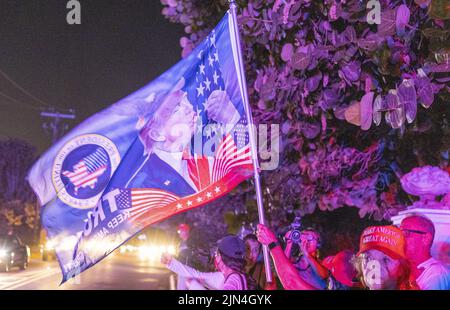 Palm Beach, Usa. 08. August 2022. Trump-Anhänger stehen am Ocean Drive vor dem Haus des ehemaligen Präsidenten Donald Trump Wache, nachdem das FBI am Montag, den 8. August 2022, einen Durchsuchungsbefehl nach Dokumenten ausgeführt hatte, die er nach seiner Präsidentschaft nach Mar-A-Lago in Palm Beach mit nach Hause genommen hatte. Foto von Gary i Rothstein/UPI Credit: UPI/Alamy Live News Stockfoto