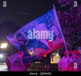 Palm Beach, Usa. 08. August 2022. Trump-Anhänger stehen am Ocean Drive vor dem Haus des ehemaligen Präsidenten Donald Trump Wache, nachdem das FBI am Montag, den 8. August 2022, einen Durchsuchungsbefehl nach Dokumenten ausgeführt hatte, die er nach seiner Präsidentschaft nach Mar-A-Lago in Palm Beach mit nach Hause genommen hatte. Foto von Gary i Rothstein/UPI Credit: UPI/Alamy Live News Stockfoto