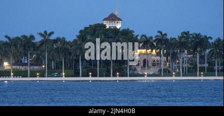 Palm Beach, Usa. 08. August 2022. Das Heimatschutzgebiet Mar-A-Lago des ehemaligen Präsidenten Donald Trump wird von der anderen Seite der Küste aus gesehen, nachdem das FBI am Montag, dem 8. August 2022, einen Durchsuchungsbefehl nach Dokumenten ausgeführt hatte, die er nach seiner Präsidentschaft nach Mar-A-Lago in Palm Beach mit nach Hause genommen hatte. Foto von Gary i Rothstein/UPI Credit: UPI/Alamy Live News Stockfoto