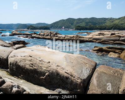 Sandsteinfelsen an der Tatsukushi-Küste - ein landschaftlich reizvoller Ort in der Nähe von Tosashimizu, Präfektur Kochi, Japan Stockfoto