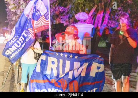 Palm Beach, Usa. 08. August 2022. Trump-Anhänger stehen am Ocean Drive vor dem Haus des ehemaligen Präsidenten Donald Trump Wache, nachdem das FBI am Montag, den 8. August 2022, einen Durchsuchungsbefehl nach Dokumenten ausgeführt hatte, die er nach seiner Präsidentschaft nach Mar-A-Lago in Palm Beach mit nach Hause genommen hatte. Foto von Gary i Rothstein/UPI Credit: UPI/Alamy Live News Stockfoto