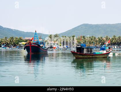 Van Ninh, Vietnam - 15. März 2016: Fischerboote vor der Küste am Ben Tau Dam Mon Pier, Eintrittspunkt für Whale Island Stockfoto