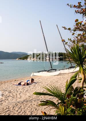 Van Ninh, Vietnam - 15. März 2016: Urlauber entspannen sich an einem Sandstrand im Whale Island Resort auf einer abgelegenen und isolierten Whale Island Stockfoto