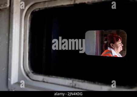 6. August 2022, Oblast Donezk, Donezker Oblast, Ukraine: Im Evakuierungszug im Bahnhof Pokrowsk ist ein Zugoffizier zu sehen. Inmitten der intensivierten Kämpfe im östlichen Teil der Ukraine intensiviert die Ostukraine nun ihre zivile Evakuierung, da Millionen ukrainischer Familien aus dem immer näher rückt Krieg evakuiert wurden, da viele von ihnen in den westlichen Teil des Landes verlagert werden.Laut den Vereinten Nationen werden die meisten von ihnen in den Westen des Landes umgesiedelt. Mindestens 12 Millionen Menschen sind seit dem russischen Einmarsch in die Ukraine aus ihrer Heimat geflohen, während sieben Millionen Menschen innerhalb des Landes vertrieben werden. (C Stockfoto