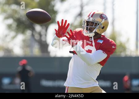 August 2022; Santa Clara, CA, USA; KeeSean Johnson (13), der 49ers, der den Ball während des Trainingscamps in der SAP Performance Facility in der Nähe des Levi Stadions fängt. Beschreibung: Stan Szeto – Bild des Sports Stockfoto