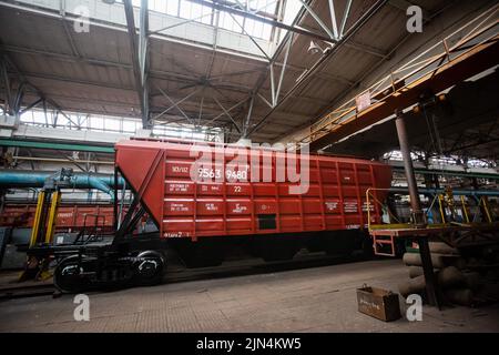 Kiew, Ukraine. 5.. Juni 2022. Blick auf eine Produktionsanlage der Autowerkstatt Darnytsia in Kiew. Am 24. Februar 2022 drangen russische Truppen in die Ukraine ein und begannen einen Konflikt, der Zerstörung und eine humanitäre Krise provozierte. (Bild: © Oleksii Chumachenko/SOPA Images via ZUMA Press Wire) Stockfoto