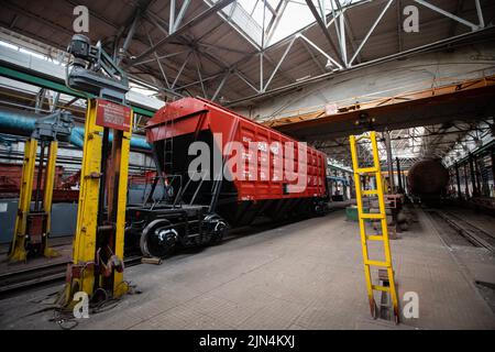 Kiew, Ukraine. 5.. Juni 2022. Blick auf eine Produktionsanlage der Autowerkstatt Darnytsia in Kiew. Am 24. Februar 2022 drangen russische Truppen in die Ukraine ein und begannen einen Konflikt, der Zerstörung und eine humanitäre Krise provozierte. (Bild: © Oleksii Chumachenko/SOPA Images via ZUMA Press Wire) Stockfoto