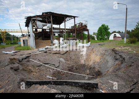 Kiew, Ukraine. 5.. Juni 2022. Eine Ansicht einer Anlage der Autowerkstatt Darnyzja, die durch die russischen Raketenangriffe in Kiew beschädigt wurde. Am 24. Februar 2022 drangen russische Truppen in die Ukraine ein und begannen einen Konflikt, der Zerstörung und eine humanitäre Krise provozierte. (Bild: © Oleksii Chumachenko/SOPA Images via ZUMA Press Wire) Stockfoto