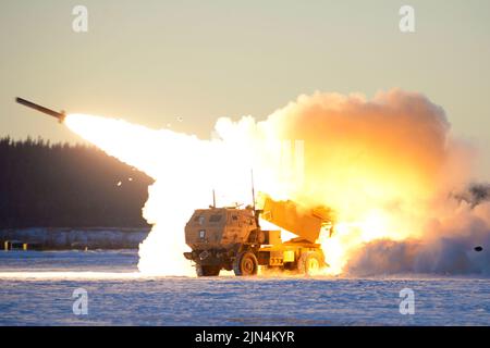 Alaska - 8. August 2022 - unter den im neuesten Paket enthaltenen Gegenständen sind zusätzliche Munitionsmittel für das hochmobilitätsstarke Artilleriesystem HIMARS, 75.000 Schuss 155-mm-Artilleriesammunition, zwanzig 120-mm-Mörseranlagen und 20.000 Schuss 120-mm-Mörsermunition; Munitions für die National Advanced Surface-to-Air Missile Systems oder NASAMS; und 1.000 Javelin und Hunderte von AT4 Anti-Rüstung-Systeme. DATEI-FOTO: Eine High Mobility Artillery Rocket Systems (HIMARS) der US Army M142 startet während DER ROTEN FLAGGE Alaskas 21-1 in Fort Greely, Alaska, am 22. Oktober 2020. Diese Übung konzentriert sich auf Stockfoto