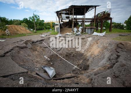 Kiew, Ukraine. 5.. Juni 2022. Eine Ansicht einer Anlage der Autowerkstatt Darnyzja, die durch die russischen Raketenangriffe in Kiew beschädigt wurde. Am 24. Februar 2022 drangen russische Truppen in die Ukraine ein und begannen einen Konflikt, der Zerstörung und eine humanitäre Krise provozierte. (Bild: © Oleksii Chumachenko/SOPA Images via ZUMA Press Wire) Stockfoto