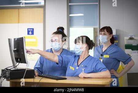 Das Aktenfoto vom 27/01/21 von Krankenschwestern, die arbeiten, da die Krankenschwestern im nächsten Monat über die Frage abstimmen werden, ob sie in dem, was als „fining Moment“ für den Beruf bezeichnet wird, über die Bezahlung streiken sollen. Das Royal College of Nursing (RCN) sagte, dass es Hunderttausende seiner Mitglieder in einer Abstimmung, die Mitte September eröffnet wird, empfehlen wird, Arbeitskampfmaßnahmen zu unterstützen. Ausgabedatum: Dienstag, 9. August 2022. Stockfoto