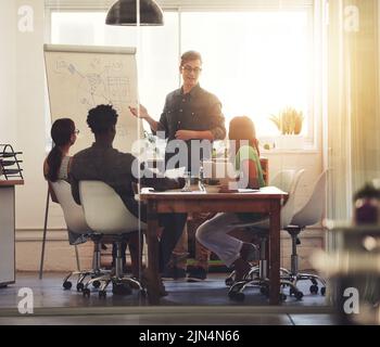 Motivation, Innovation und gute Führung während einer Präsentation und eines Marketingtreffens in einem Bürovorstandssaal. Kreatives Geschäftsteam diskutiert ihre Stockfoto