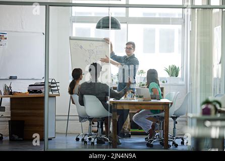 Planungsstrategie für Vorgesetzte am Whiteboard, Gespräche und Brainstorming für die Vermarktung von Startup-Ideen im Vorstandszimmer. Motivierte kreative Hosting-Präsentation Stockfoto