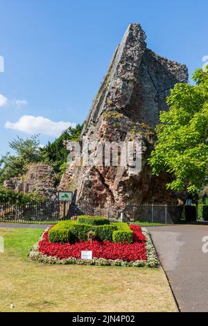 Die Überreste von Bridgnorth Castle und die Blumendarstellung in Shropshire, Großbritannien an einem schönen Sommertag Stockfoto