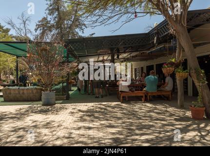 Nicht identifizierte Personen im Goanikontes Resort and Camp, Namibia Stockfoto