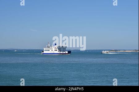 Die Autofähre von Wightlink nähert sich dem Hafen von Portsmouth, während ein Hovertravel Hovertravel in die entgegengesetzte Richtung fährt und Passagiere zur Isle of Wight bringt Stockfoto