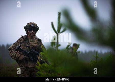 Niinisalo, Finnland. 27.. Juli 2022. U.S. Army Pvt. Jaron Musselman, ein Kavalleriescout mit der 4.-Schwadron, 10.-Kavallerieregiment, 3.-Panzerbrigade-Kampfteam, 4.-Infanterie-Division, führt im Rahmen der multinationalen Trainingsübung „Vigilant Fox“, die in Niinisalo, Finnland, am 27. Juli stattfand, eine Aufklärungspatrouille durch. 2022. Das Kampfteam der 3. Panzerbrigade, die 4. Infanterie-Division sowie finnische und britische Armeeeinheiten trainierten in Finnland, um die Beziehungen und Interoperabilität zwischen den Nationen weiter zu stärken. Kredit: U.S. Army/ZUMA Press Wire Service/ZUMAPRESS.com/Alamy Live Nachrichten Stockfoto