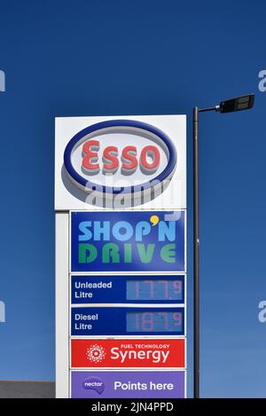 Esso-Tankstellenschild in Portsmouth mit aktuellen Kraftstoffpreisen und anderen Dienstleistungen in Großbritannien. August 2022. Stockfoto