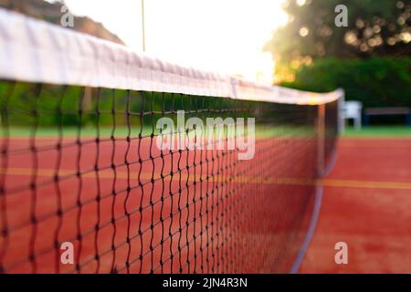 Rasen-Tennisplatz und Nahaufnahme des Netzes Stockfoto