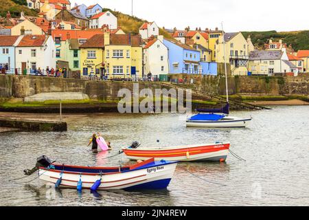 Kleine Boote, die im Hafen von Staithes vertäut sind Stockfoto