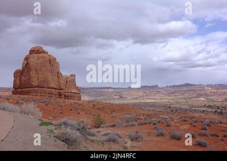 Foto des Aussichtspunkts der La Sal Mountains mit der Orgel, dem Turm von Babel, dem Sheep Rock und drei Klatsch im Arches National Park in Moab, Utah, United Stat Stockfoto