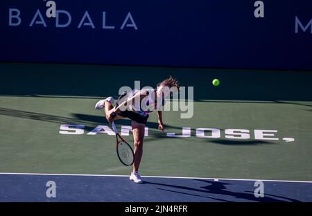 07. August 2022 San Jose, CA USA Daria Kasotkina bedient Shelby Rogers während des Mubadala Silicon Valley Classic Finals zwischen Daria Kasotkina (RUS) gegen Shelby Rogers (USA). Daria gewann das Finale an der San Jose State University, San Jose Calif. Thurman James/CSM Stockfoto