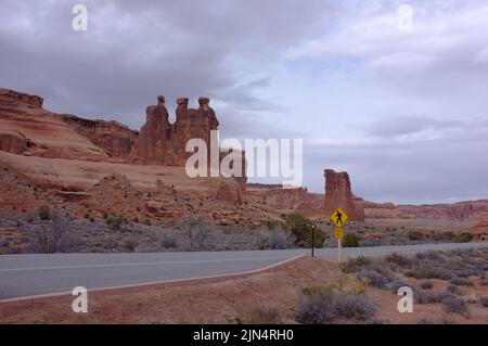 Foto von drei Klatsch Sandstein Turm auf einem Sockel im Courthouse Towers Cluster im Arches National Park in Moab, Utah, USA Fertig Stockfoto