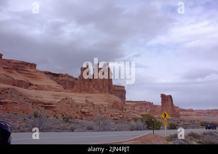 Foto von drei Klatsch Sandstein Turm auf einem Sockel im Courthouse Towers Cluster im Arches National Park in Moab, Utah, USA Fertig Stockfoto