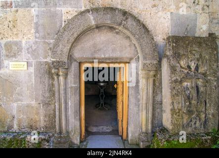 Das Kloster Haghartsin ist ein Kloster aus dem 13.. Jahrhundert in Dilijan, Armenien. Stockfoto