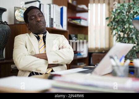 Porträt eines müden afroamerikanischen Geschäftsmannes im Büro Stockfoto