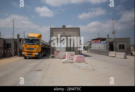 Gaza, Palästina. 08. August 2022. Ein Tankwagen fährt durch den Kerem Shalom Grenzübergang mit Israel in Rafah im südlichen Gazastreifen, inmitten des Waffenstillstands zwischen Israel und dem Gazastreifen, in das Kraftwerk ein. (Foto von Yousef Masoud/SOPA Images/Sipa USA) Quelle: SIPA USA/Alamy Live News Stockfoto