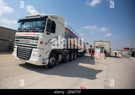 Gaza, Palästina. 08. August 2022. Ein Tankwagen fährt durch den Kerem Shalom Grenzübergang mit Israel in Rafah im südlichen Gazastreifen, inmitten des Waffenstillstands zwischen Israel und dem Gazastreifen, in das Kraftwerk ein. (Foto von Yousef Masoud/SOPA Images/Sipa USA) Quelle: SIPA USA/Alamy Live News Stockfoto