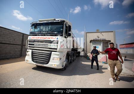 Gaza, Palästina. 08. August 2022. Ein Tankwagen fährt durch den Kerem Shalom Grenzübergang mit Israel in Rafah im südlichen Gazastreifen, inmitten des Waffenstillstands zwischen Israel und dem Gazastreifen, in das Kraftwerk ein. (Foto von Yousef Masoud/SOPA Images/Sipa USA) Quelle: SIPA USA/Alamy Live News Stockfoto