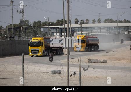 Gaza, Palästina. 08. August 2022. Zwischen dem Waffenstillstand zwischen Israel und dem Gazastreifen gelangen Brennstofftransporter durch den Kerem Shalom Grenzübergang mit Israel in Rafah im südlichen Gazastreifen in das Kraftwerk. Kredit: SOPA Images Limited/Alamy Live Nachrichten Stockfoto