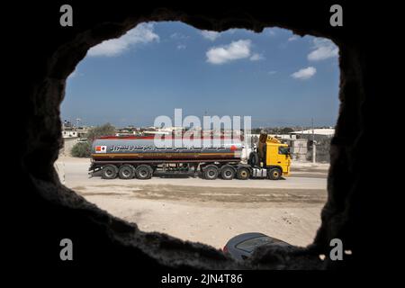 Gaza, Palästina. 08. August 2022. Ein Tankwagen fährt durch den Kerem Shalom Grenzübergang mit Israel in Rafah im südlichen Gazastreifen, inmitten des Waffenstillstands zwischen Israel und dem Gazastreifen, in das Kraftwerk ein. Kredit: SOPA Images Limited/Alamy Live Nachrichten Stockfoto