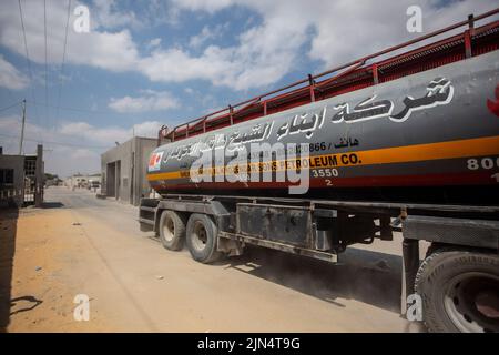 Gaza, Palästina. 08. August 2022. Ein Tankwagen fährt durch den Kerem Shalom Grenzübergang mit Israel in Rafah im südlichen Gazastreifen, inmitten des Waffenstillstands zwischen Israel und dem Gazastreifen, in das Kraftwerk ein. Kredit: SOPA Images Limited/Alamy Live Nachrichten Stockfoto