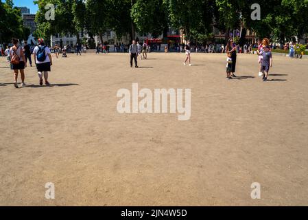 Ausgetrocknete Gegend am Parliament Square, Westminster, London, Großbritannien, die normalerweise mit Gras bedeckt ist, aber in der Hitzewelle zu trockenem Staub geworden ist Stockfoto