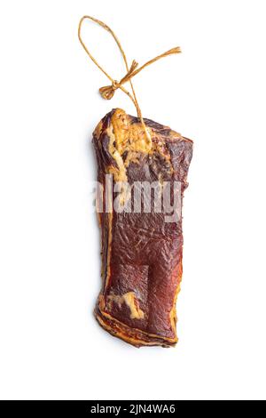 Der ganze geräucherte Speck ist auf weißem Hintergrund isoliert. Stockfoto