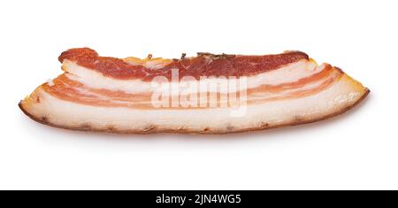 Geräucherter Speck in Scheiben geschnitten, isoliert auf weißem Hintergrund. Stockfoto
