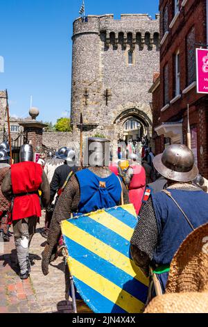 Männer in mittelalterlichem Kostüm bereiten sich auf eine Nachstellung der Schlacht von Lewes aus dem 13.. Jahrhundert vor dem Castle, Lewes, East Sussex, Großbritannien, vor Stockfoto