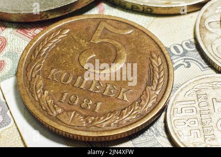 Altes Geld der UdSSR Nahaufnahme. Makrofotografie von Retro-Münzen der Sowjetunion, Vintage-Details Stockfoto