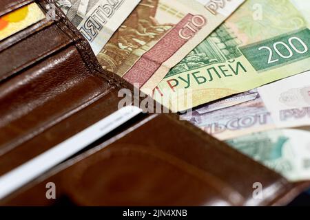 Russisches Geld in einer Brieftasche Nahaufnahme, Rubel-Banknoten aus Russland Stockfoto