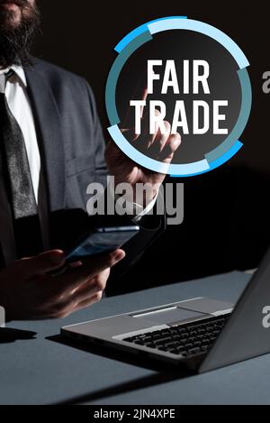 Schild mit Fair Trade. Unternehmensübersicht kleiner Anstieg durch einen Hersteller, was er an einen Produzenten gezahlt hat man Holding Mobile Phone in der Hand und Stockfoto