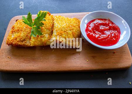 Gebratene Risoles oder Risol Mayo sind indonesische Snacks. Wie Coxinha de Galinha. Serviert mit Chilisauce, Sellerie auf Holzbrett Stockfoto