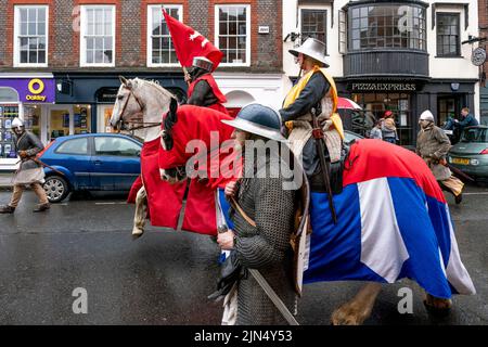 Ritter auf Pferden nehmen an der Re-Inszenierung des 13.. Jahrhunderts Schlacht von Lewes Event, Lewes, East Sussex, Großbritannien, Teil Stockfoto