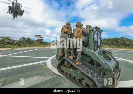 19. Juli 2022 - Junegle Warfare Training Center, Okinawa, Japan - von links, U.S. Marine Corps Lance CPL. Alden Pizzo, Lance Cpl. Lilly Keller und CPL. Sean Bonilla, alle Landeunterstützungsspezialisten mit 3. Landeunterstützungs-Bataillon, Combat Logistics Regiment 3, 3. Marine Logistics Group, stehen zur Seite, um einen Gleitlenker an einen CH-53E Super Hengst mit Marine Heavy Helicopter Squadron 361 zu befestigen, der derzeit 1. Marine Aircraft Wing zugewiesen ist, im Junegle Warfare Training Center, Okinawa, Japan, 19. Juli 2022. 3. MLG mit Sitz in Okinawa, Japan, ist eine nach vorne eingesetzte Kampfeinheit, die als III dient Stockfoto