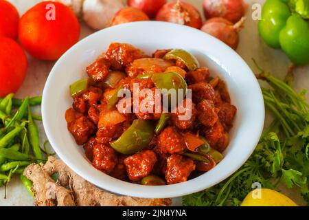 Selektiver Fokus von Soya Mandschurisch / Chili Soja Brocken Rezept. Mit einem dekorativen Hintergrund. Stockfoto