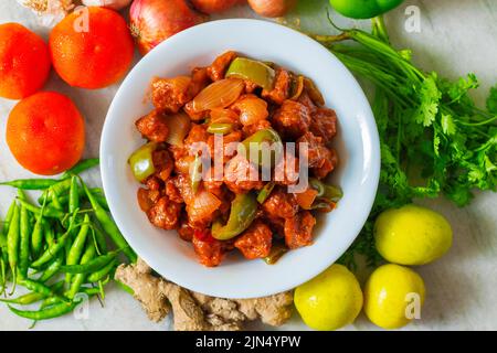 Selektiver Fokus von Soya Mandschurisch / Chili Soja Brocken Rezept. Mit einem dekorativen Hintergrund. Stockfoto